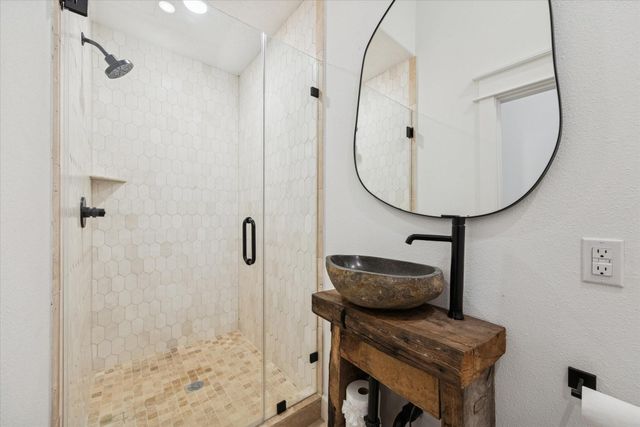 833 Fm 954, Round Top, TX 78954