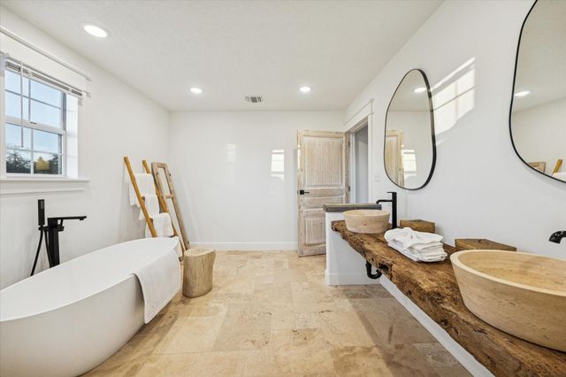 833 Fm 954, Round Top, TX 78954