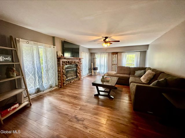 273 Gansevoort Road, Moreau, NY 12831