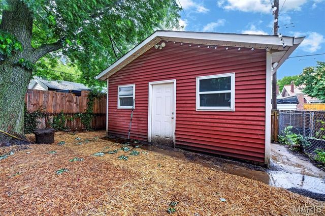 739 Dover Place, St Louis, MO 63111