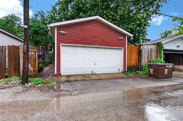 739 Dover Place, St Louis, MO 63111