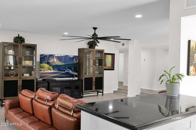 501 E CALAVAR Road, Phoenix, AZ 85022