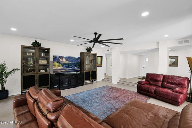 501 E CALAVAR Road, Phoenix, AZ 85022