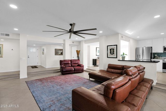 501 E CALAVAR Road, Phoenix, AZ 85022