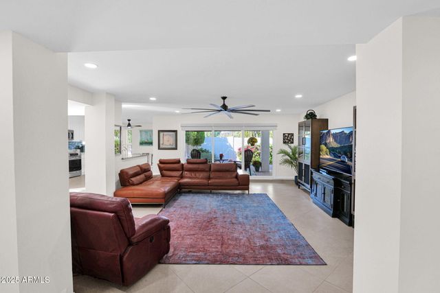 501 E CALAVAR Road, Phoenix, AZ 85022