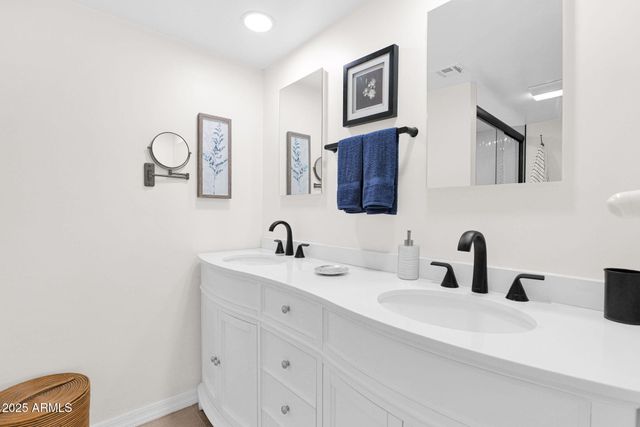 501 E CALAVAR Road, Phoenix, AZ 85022