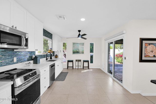 501 E CALAVAR Road, Phoenix, AZ 85022