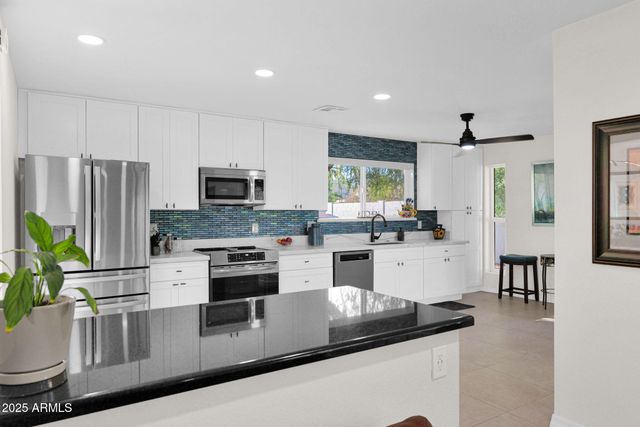 501 E CALAVAR Road, Phoenix, AZ 85022