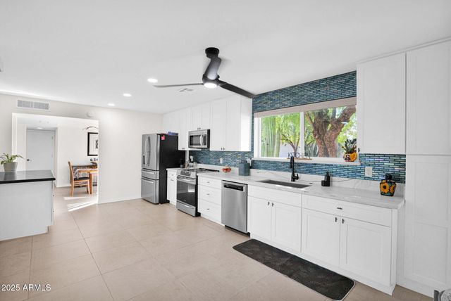 501 E CALAVAR Road, Phoenix, AZ 85022