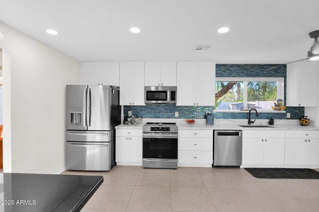 501 E CALAVAR Road, Phoenix, AZ 85022