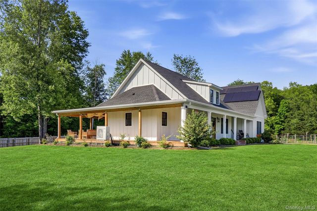 18 Barnstormer Lane, Red Hook, NY 12571