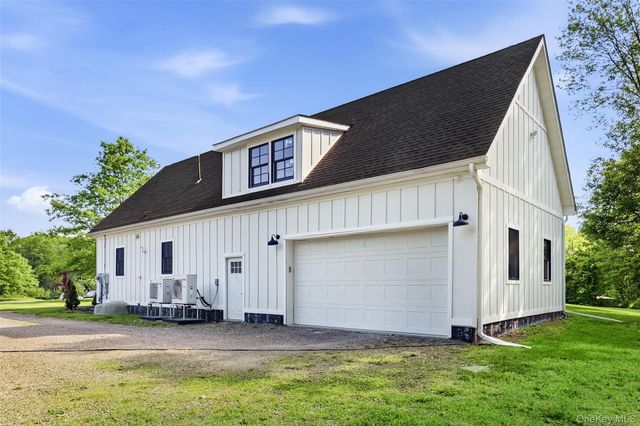 18 Barnstormer Lane, Red Hook, NY 12571