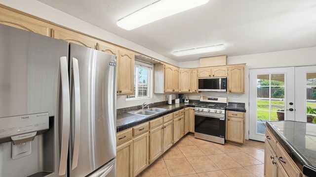 916 S Cottage Street, Porterville, CA 93257