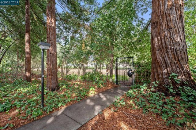 614 Sycamore Cir, Danville, CA 94526