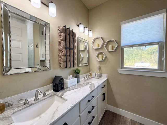 1050 El Camino, Waxahachie, TX 75167