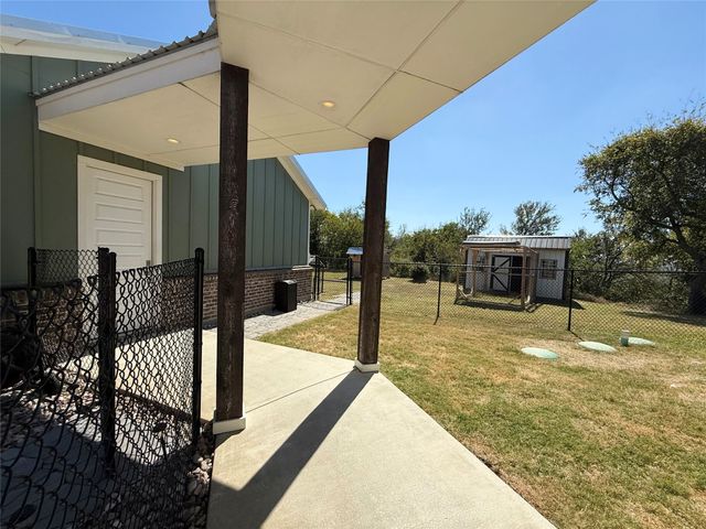 1050 El Camino, Waxahachie, TX 75167