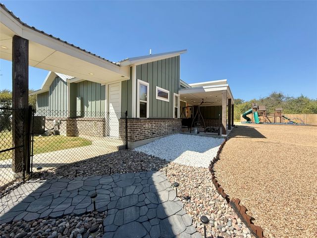 1050 El Camino, Waxahachie, TX 75167