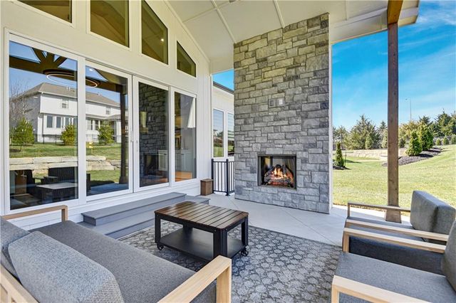 25126 W 98th Place, Lenexa, KS 66227