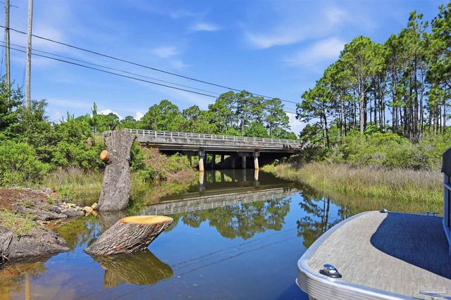 5804 Shady Bayou Ln, Milton, FL 32583