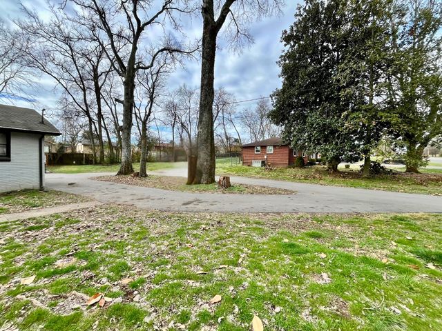 130 Colonial Dr, Hendersonville, TN 37075