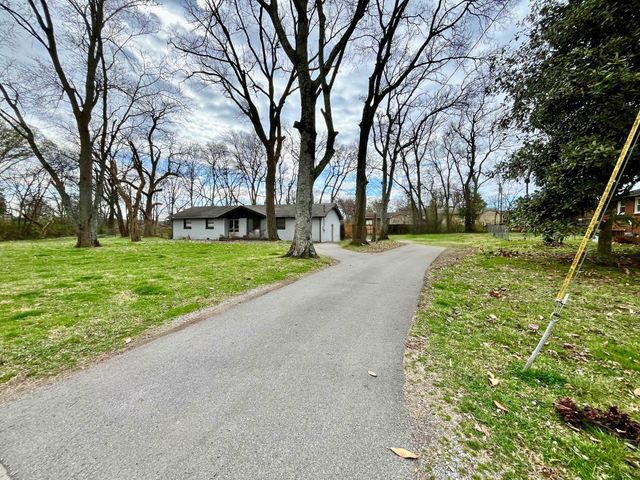 130 Colonial Dr, Hendersonville, TN 37075