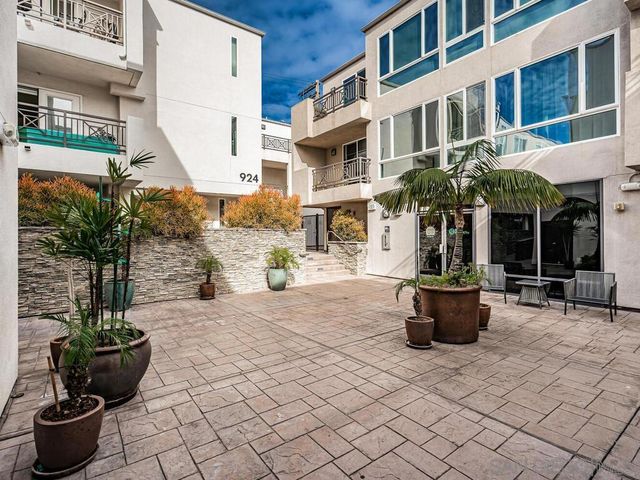 924 Hornblend Street 302, San Diego, CA 92109