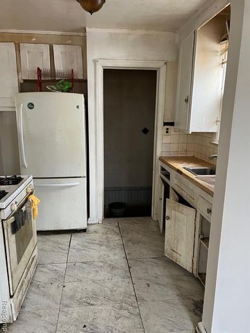 9176 Winthrop Street, Detroit, MI 48228