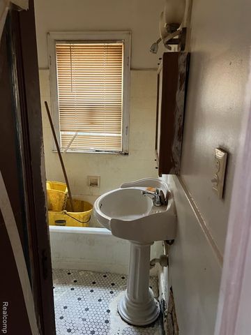 9176 Winthrop Street, Detroit, MI 48228