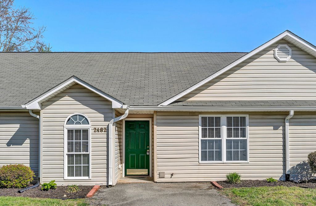 2482 Tuckawana Cir NW, Roanoke, VA 24017