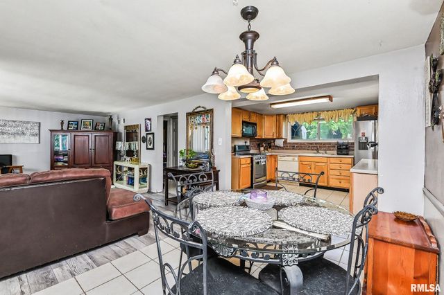 2813 W SCENIC Drive, Peoria, IL 61615