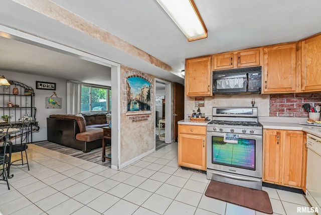 2813 W SCENIC Drive, Peoria, IL 61615