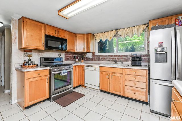 2813 W SCENIC Drive, Peoria, IL 61615