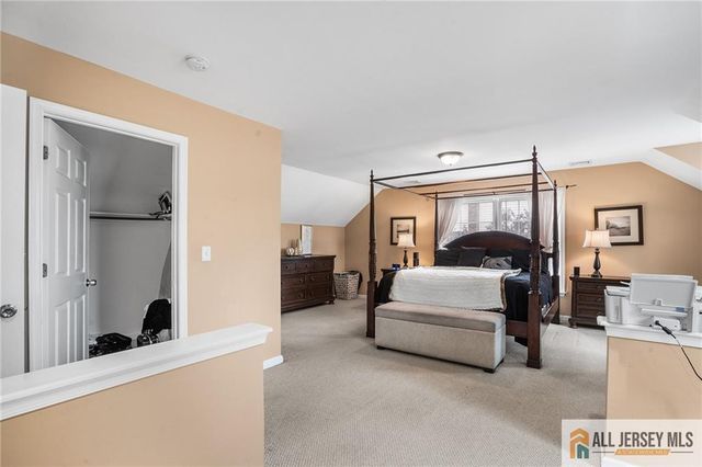 32 E Summit Avenue, Sewaren, NJ 07077
