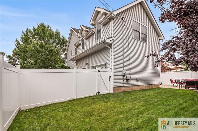 32 E Summit Avenue, Sewaren, NJ 07077