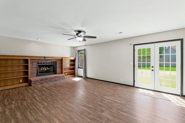 327 E Catalpa St, Derby, KS 67037