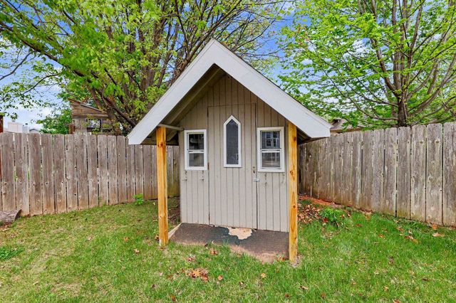 327 E Catalpa St, Derby, KS 67037