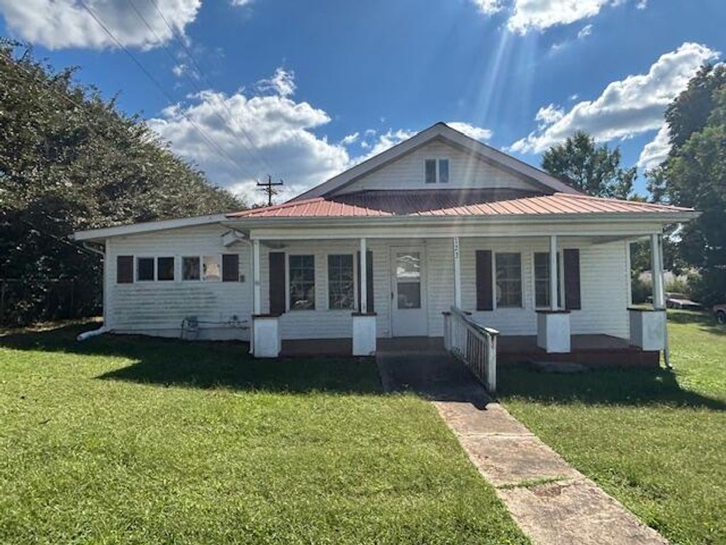 123 S Groves Street, Pikeville, TN 37367