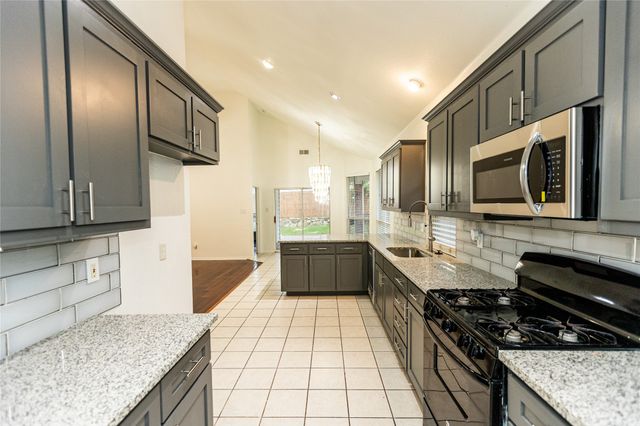 9901 Bend Court, Fort Worth, TX 76177