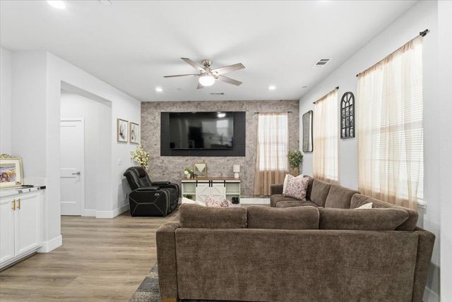 1711 Bella Lago Dr, Stockton, CA 95206