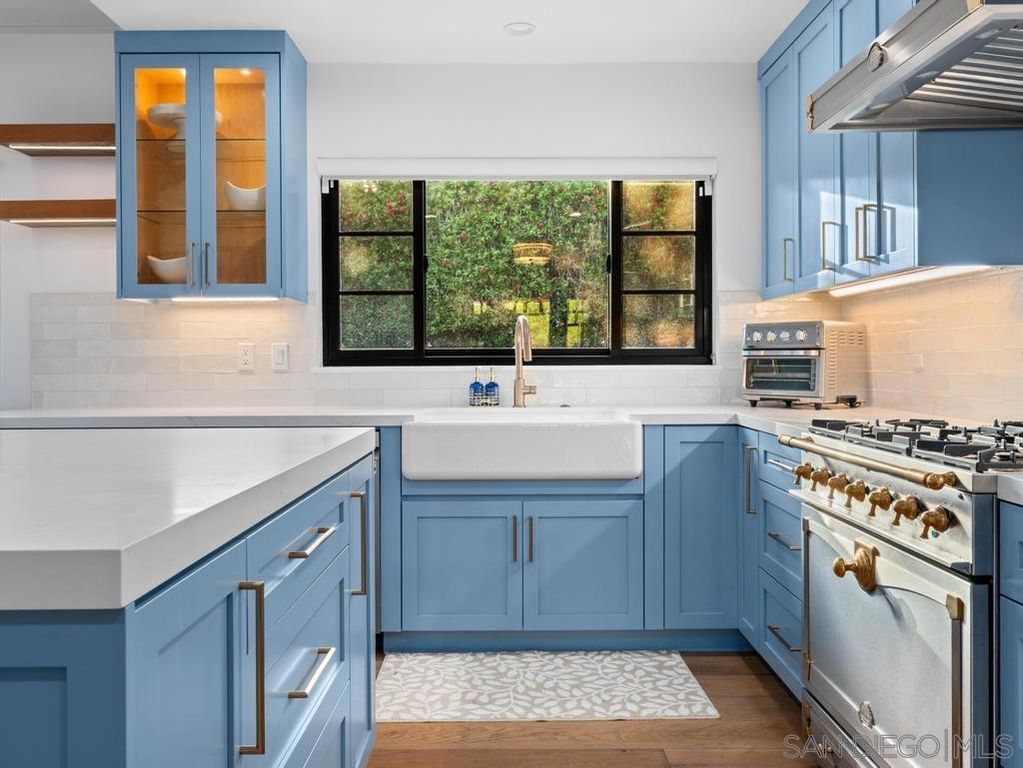 Image 11 of property listing at 8804 Robinhood Lane, La Jolla, CA 92037