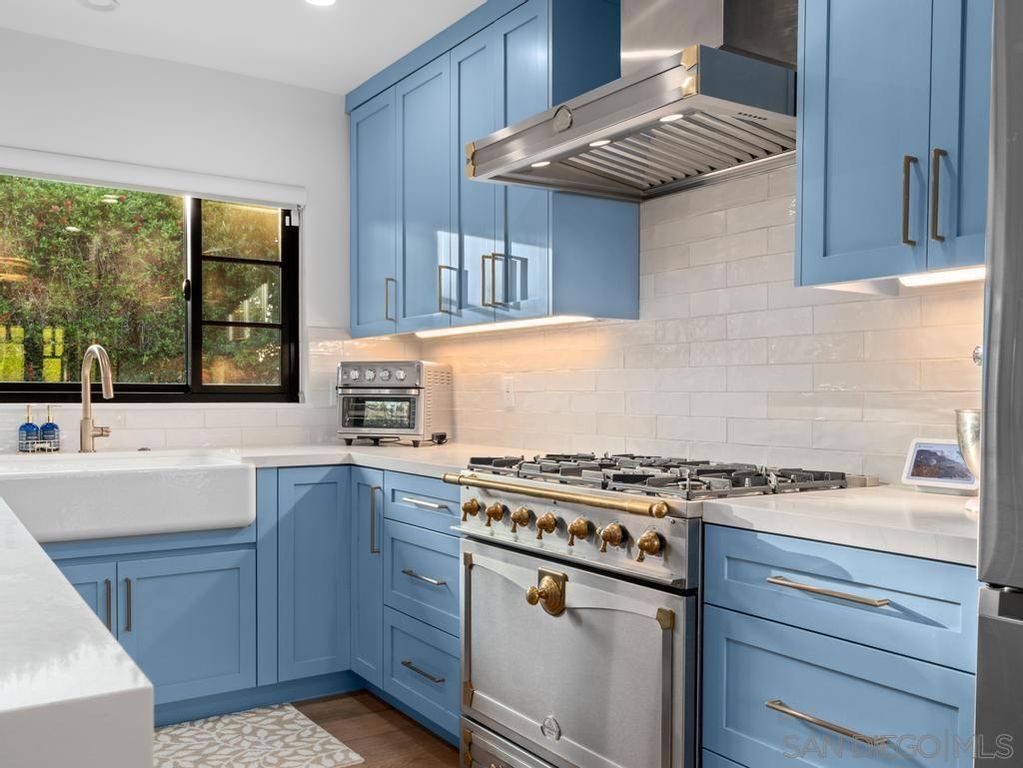 Image 12 of property listing at 8804 Robinhood Lane, La Jolla, CA 92037