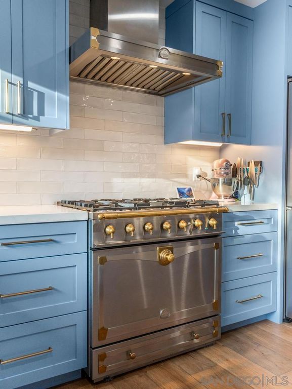 Image 13 of property listing at 8804 Robinhood Lane, La Jolla, CA 92037