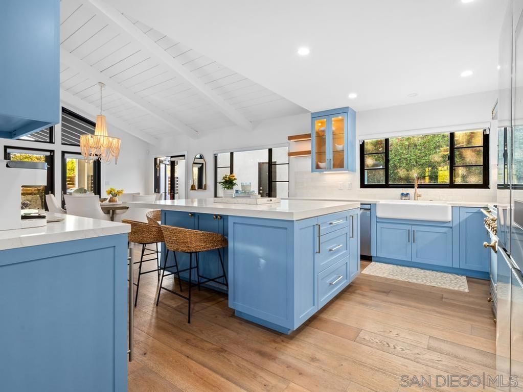 Image 14 of property listing at 8804 Robinhood Lane, La Jolla, CA 92037