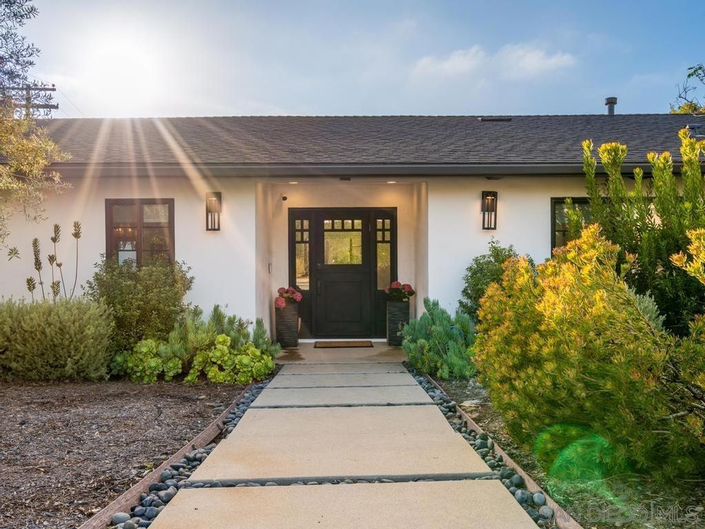 Image 2 of property listing at 8804 Robinhood Lane, La Jolla, CA 92037