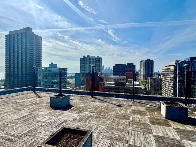 360 W Wellington Avenue 15D, Chicago, IL 60657