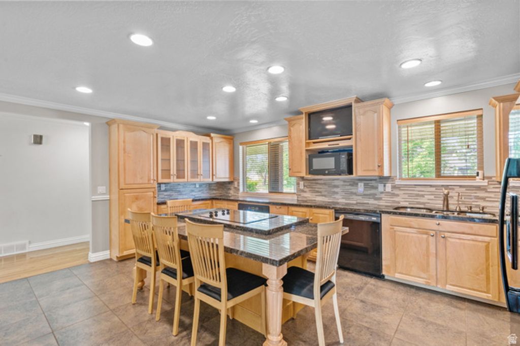 Image 22 of property listing at 8711 S RUSTLER RD, Cottonwood Heights, UT 84093