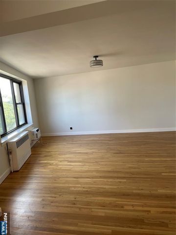 1541 Lemoine Avenue 4F, Fort Lee, NJ 07024