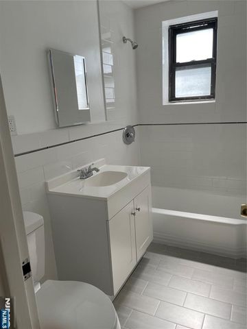 1541 Lemoine Avenue 4F, Fort Lee, NJ 07024