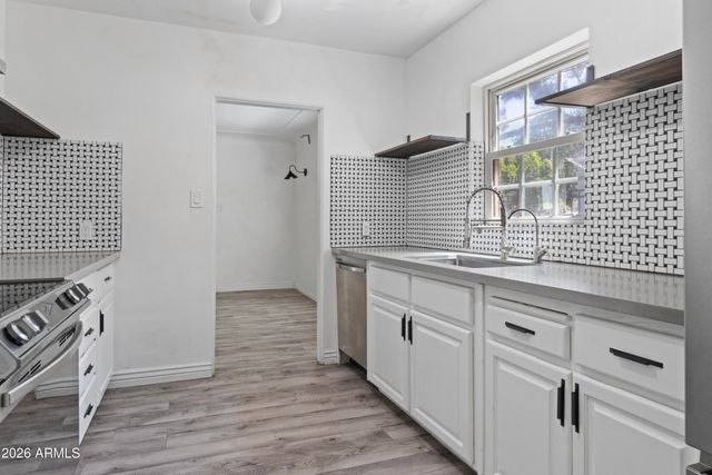 5913 W GARDENIA Avenue, Glendale, AZ 85301