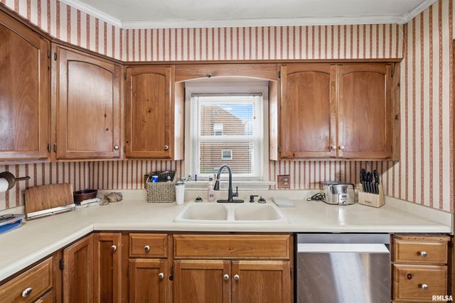 2705 W MANOR Parkway, Peoria, IL 61604